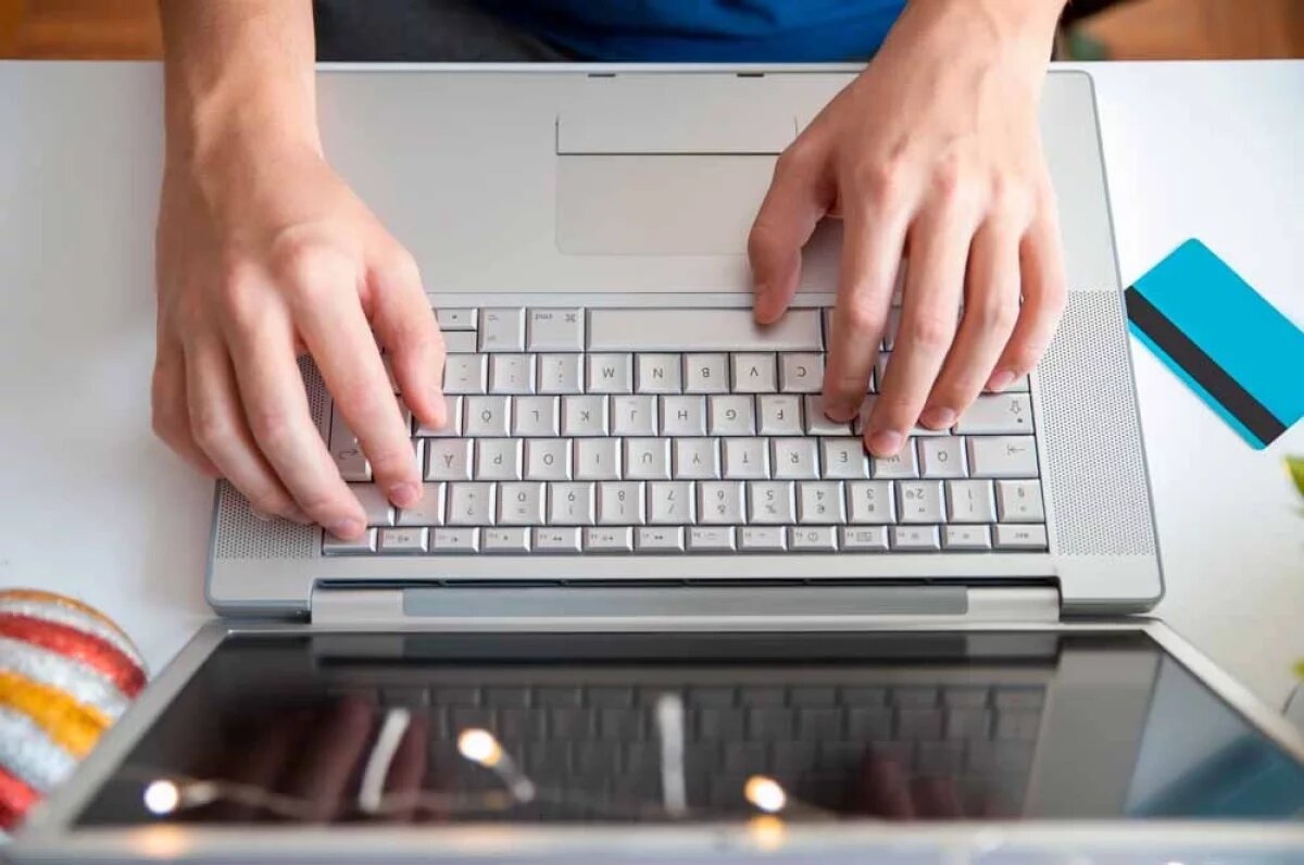    Накануне пользователи соцсетей обнаружили, что на популярном маркетплейсе в продаже появились шапочки и бейсболки с запрещенной символикой.