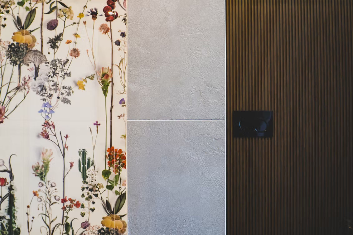 Пример интерьера ванной комнаты с керамогранитом Franz из коллекции Paper41 Lux 