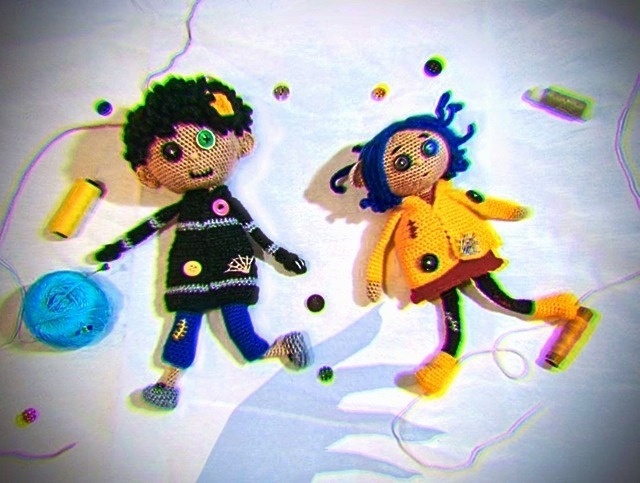 Вязаные куклы по мотивам мультфильма «Коралина в Стране кошмаров». Шерсть, нитки, пуговицы. Автор: Оксана Кузьмина