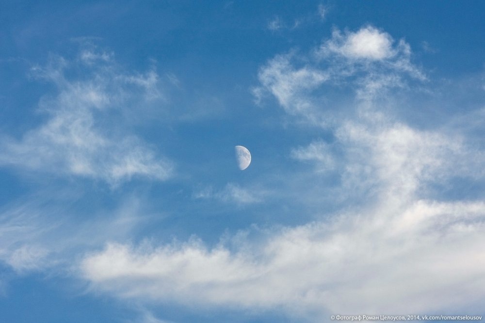    Луну не видно днём главным образом около новолуния (слишком близко к Солнцу) и в день полнолуния (напротив Солнца — видна ночью), в остальное время (большую часть месяца) её можно увидеть на небе днём. Источник изображения: nature.jofo.me