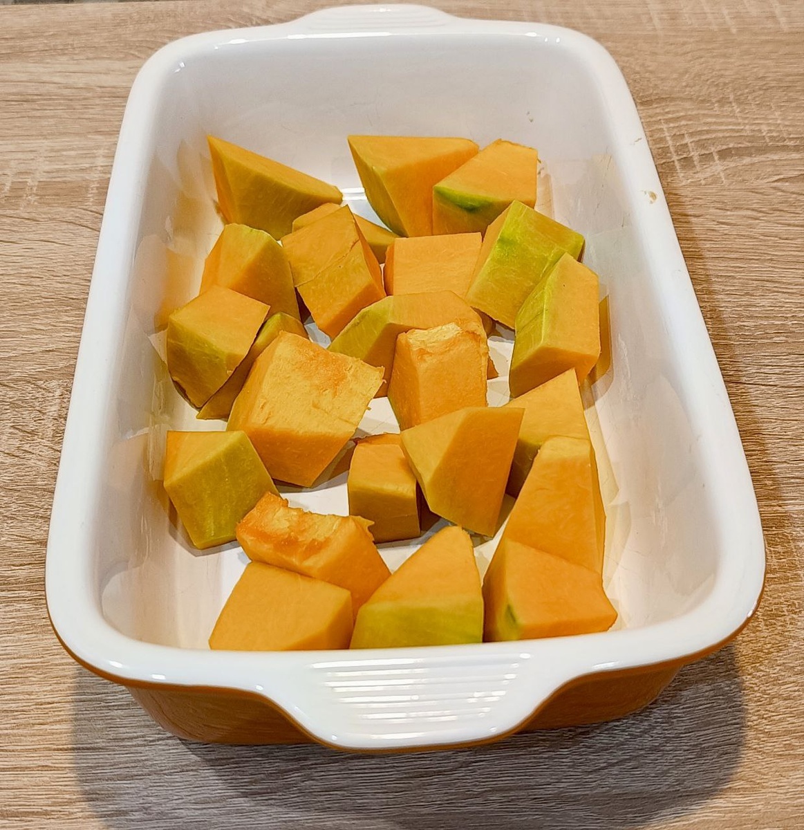 Нарезаем тыкву кубиками и выкладываем в форму