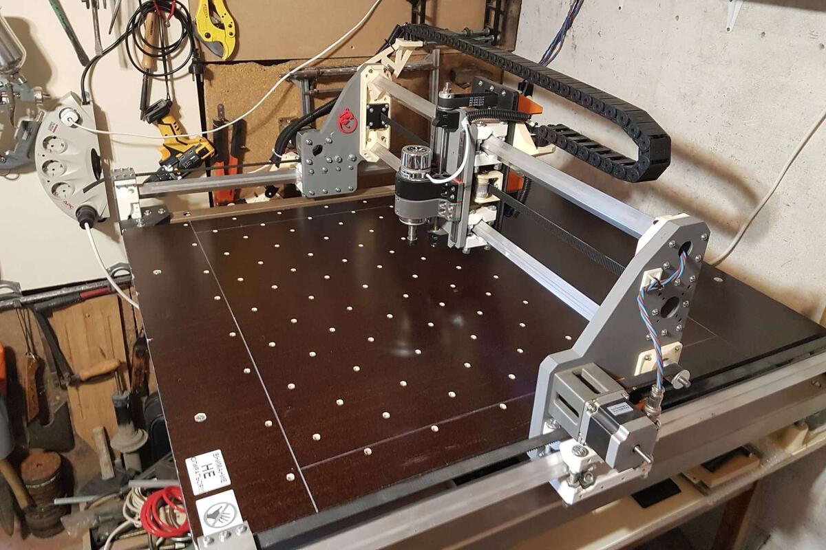 Ламинированная фанера 18 мм в качестве опорной плоскости фрезерного ЧПУ-станка