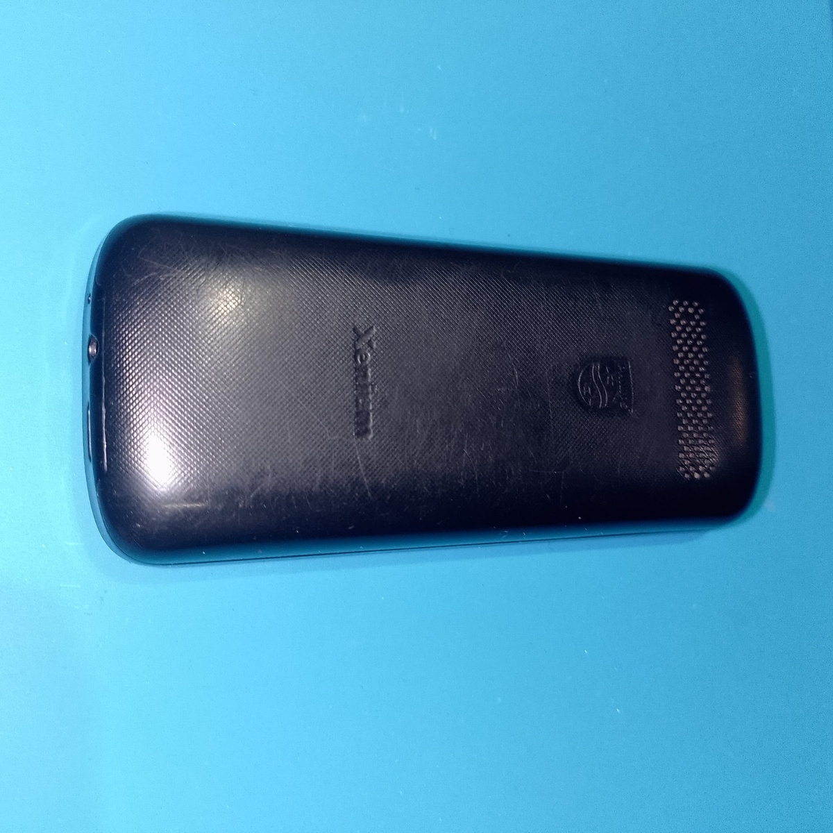     2. Вид сзади — просто телефон, без АКБ.