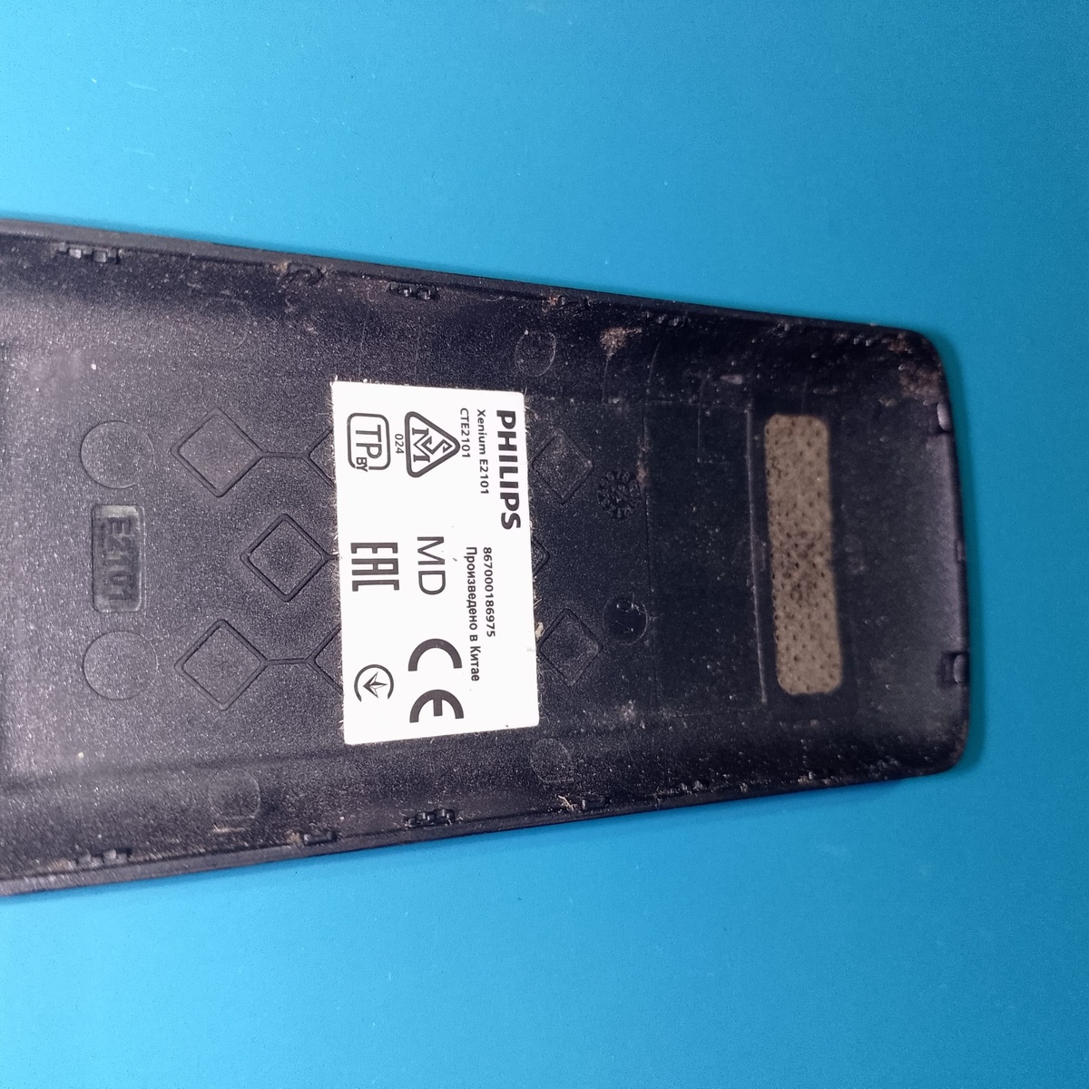     3. Задняя крышка с указанием модели — видно, что в пыли.