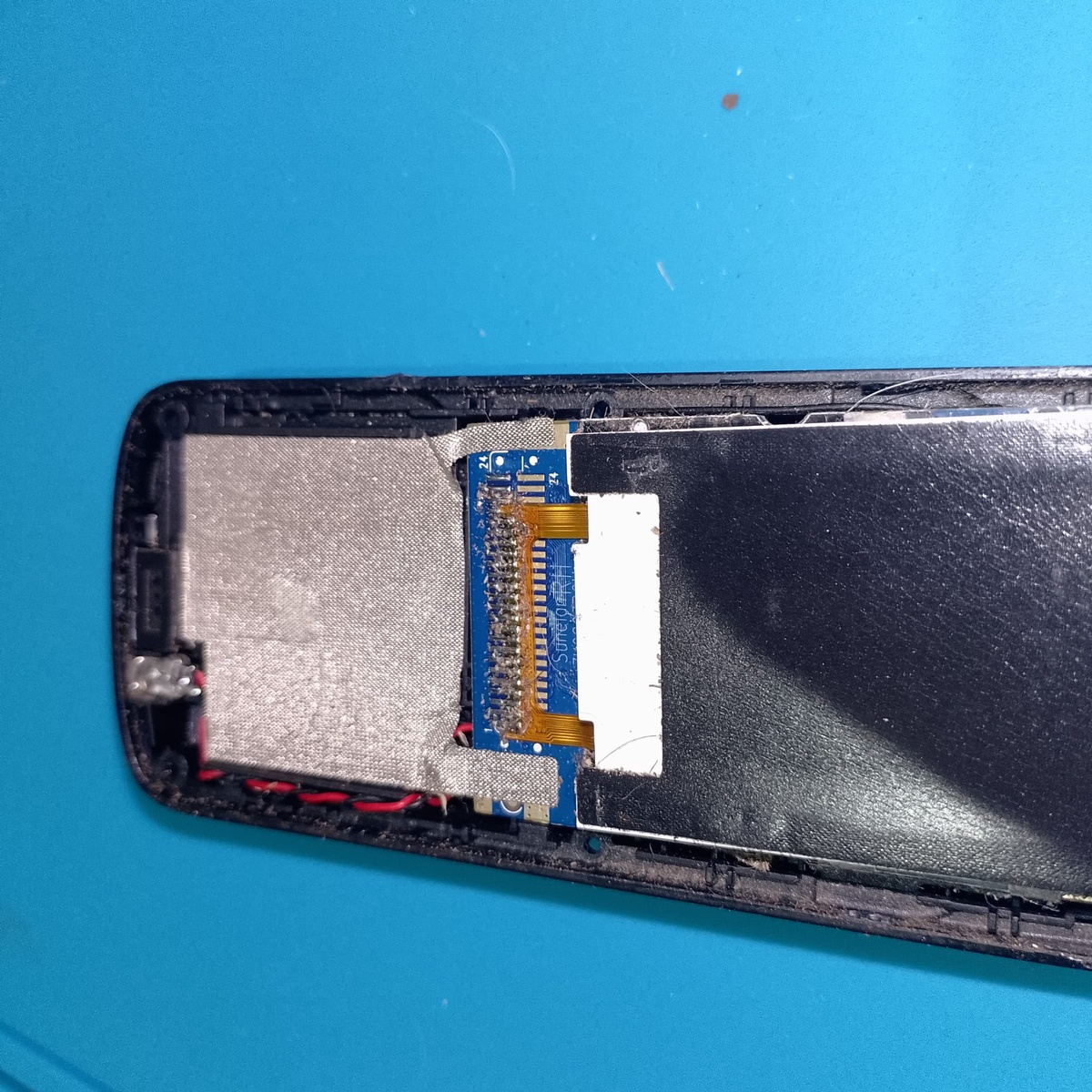      8. Шлейф дисплея — видно, что припаян, а не на защёлке.