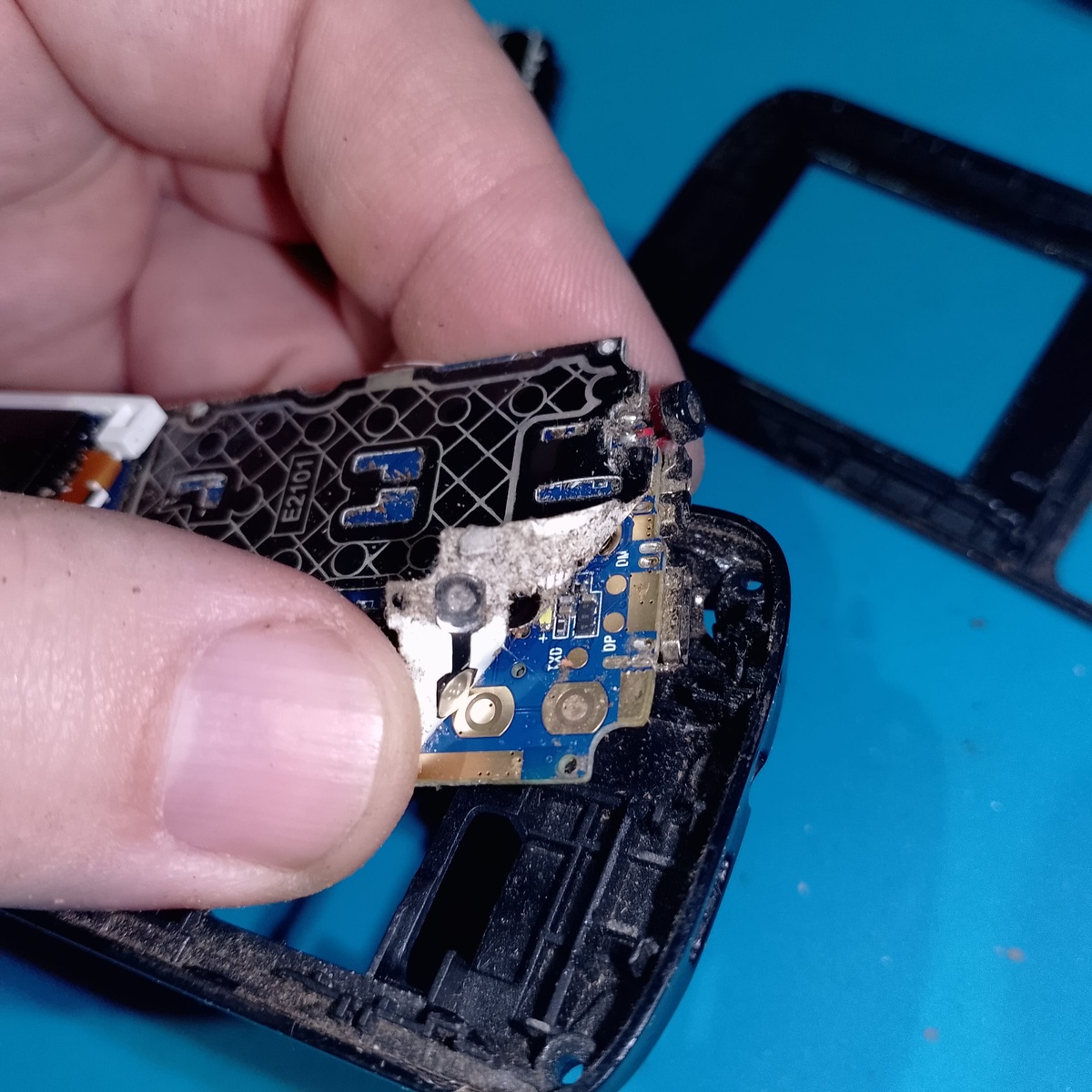      10. Чистка контактных площадок изопропиловым спиртом.