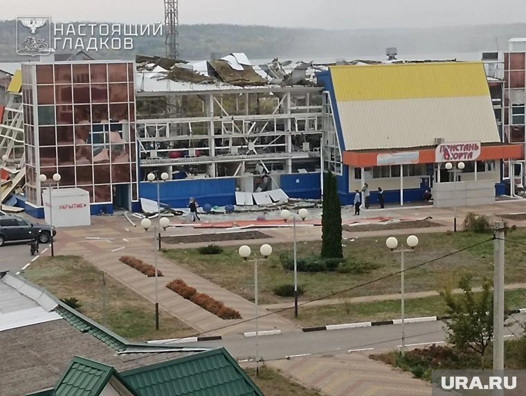 На месте обстрела уже работают сотрудники МЧС, бойцы самообороны
Фото:Настоящий Гладков