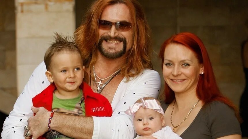 Никита Джигурда и Марина Анисина с детьми