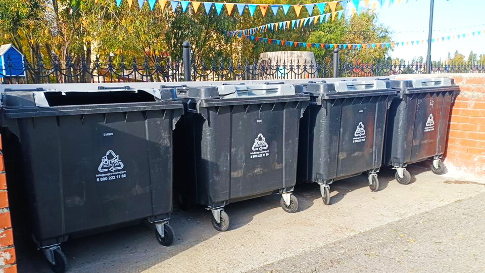    В Урае начали мыть контейнерные площадки, после жалоб жителей