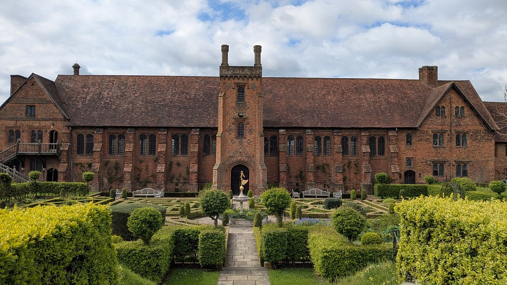 Хэтфилд-хаус https://www.tripadvisor.com/Attraction_Review-g503867-d218370-Reviews-Hatfield_House-Hatfield_Hertfordshire_England.html