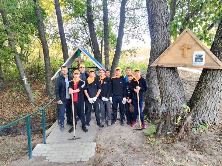    Ученики Колушкинской школы-интерната с воспитателями навели порядок на святом источнике Редакция Газеты