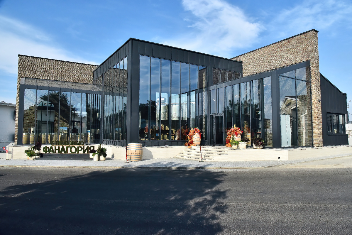 Вход в античную винодельню «Фанагории»