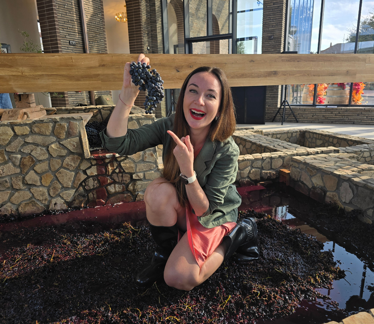 Давлю виноград на античной винодельне