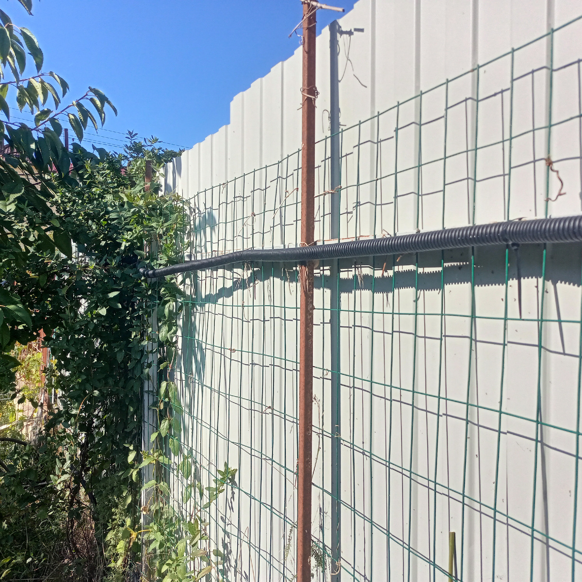 Еще один кабель на заборе