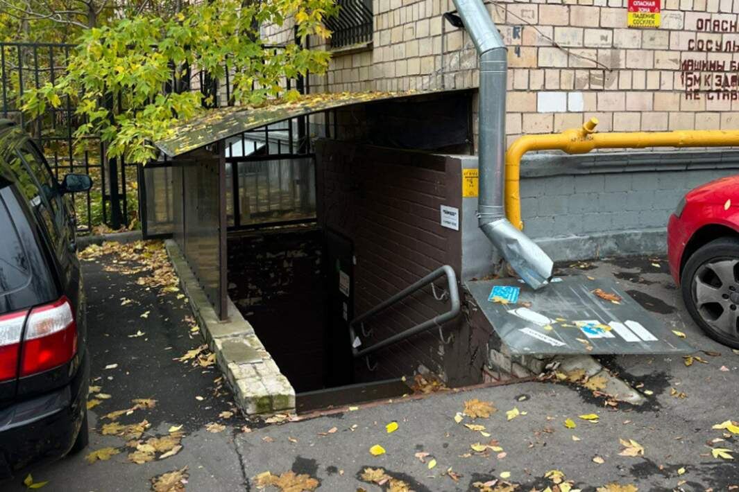 Вход в подвал на Донской, 24, вырубленный собственником помещения в обход согласования с жильцами. Фото: предоставлено жильцами дома