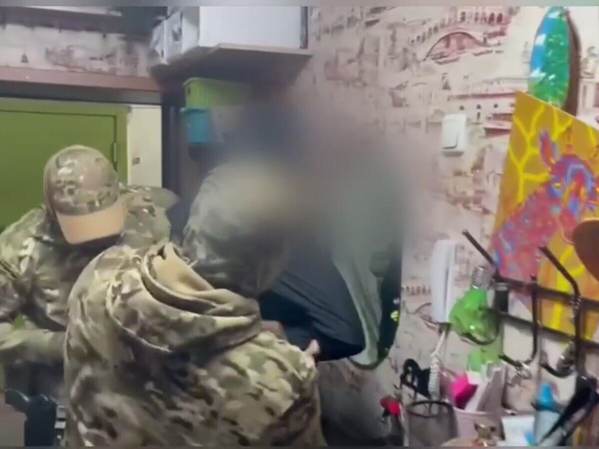    Задержание 17-летнего подростка из Красноярска, который вступил в "Азов"*© Следком РФ