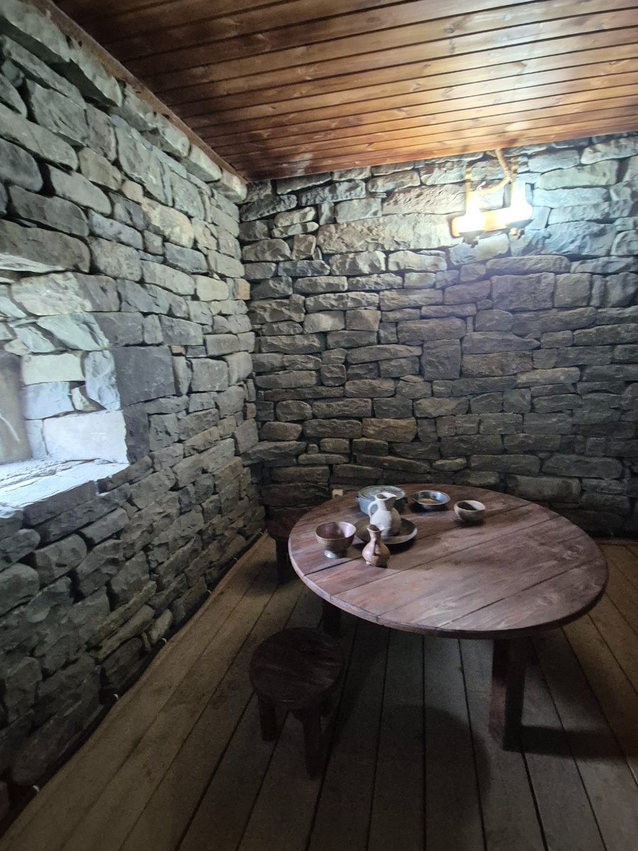 Интерьер чеченского жилища XIX века в комплексе Пхакоч | Личное фото