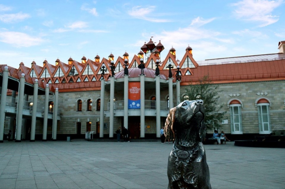    Здание театра напоминает средневековый замок. Анастасия АСТАШОВА