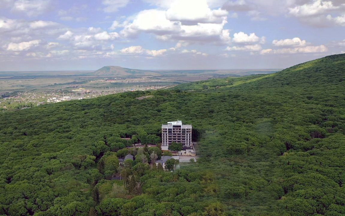 Уютный современный отель, затерявшийся в лесопарковой зоне около горы Машук.