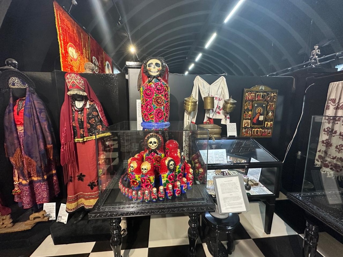 Никогда не знала, что матрешку на Руси было принято расписывать вот так, чтобы обмануть злых духов. Я думала, что матрешка с добрым лицом должна быть… а оно вона как … 