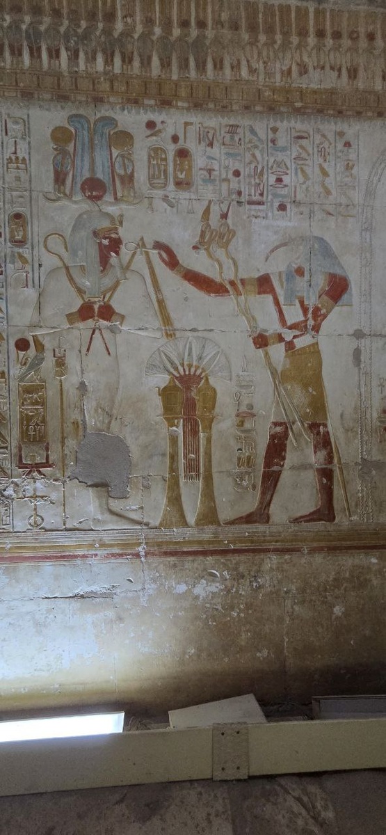 Осирис слева, справа Тот