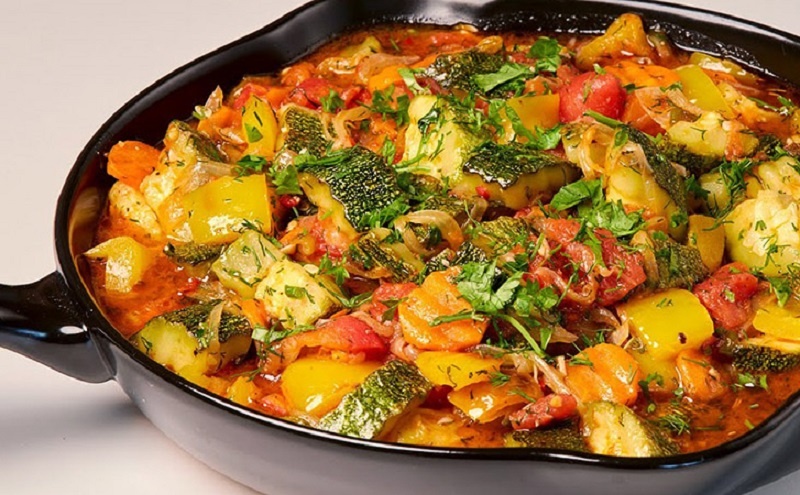 Овощное рагу из кабачков: быстрый рецепт для яркого летнего ужина