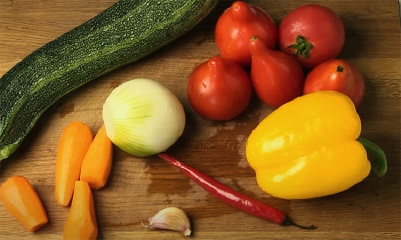 Овощное рагу из кабачков: быстрый рецепт для яркого летнего ужина