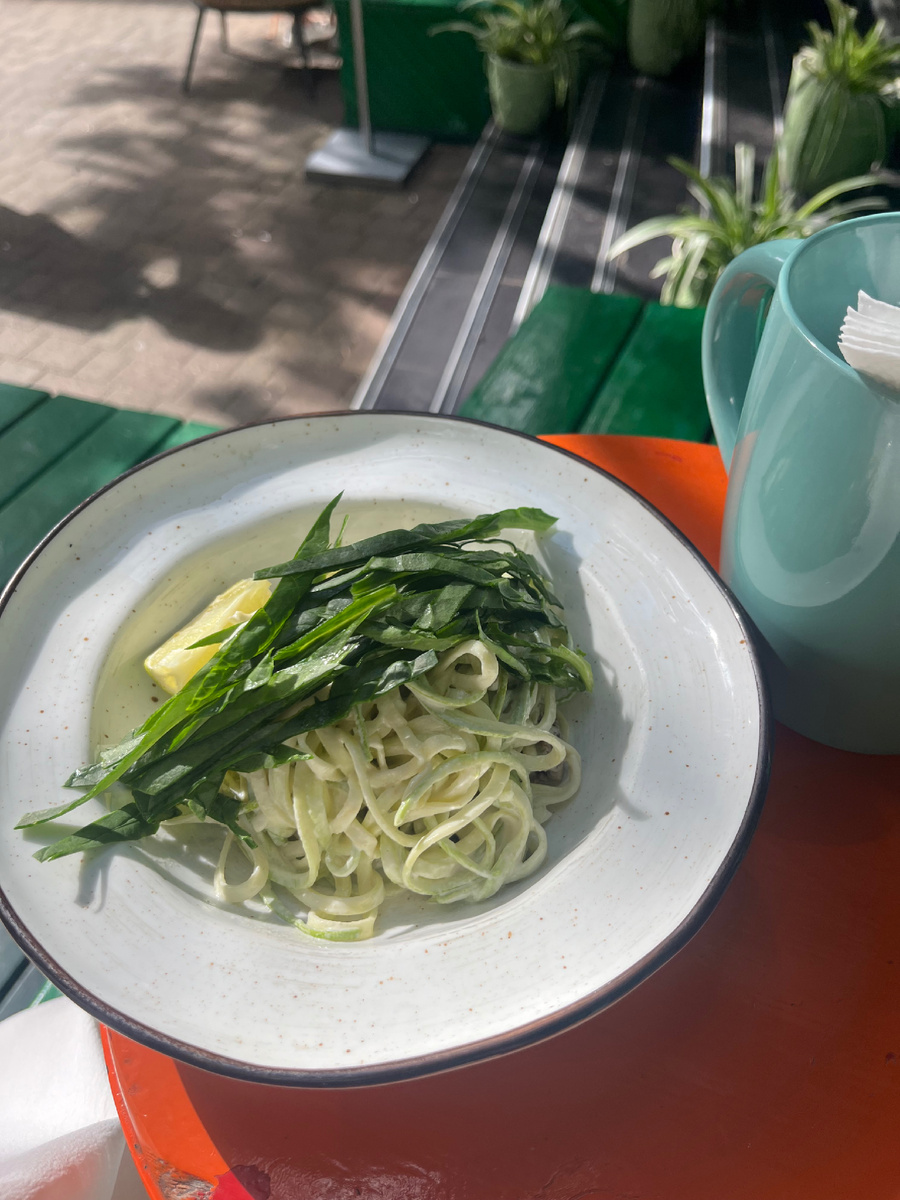 От этого чувства за несколько дней до соков я начала много готовить и активно ходить по веганским ресторанам Сочи😅