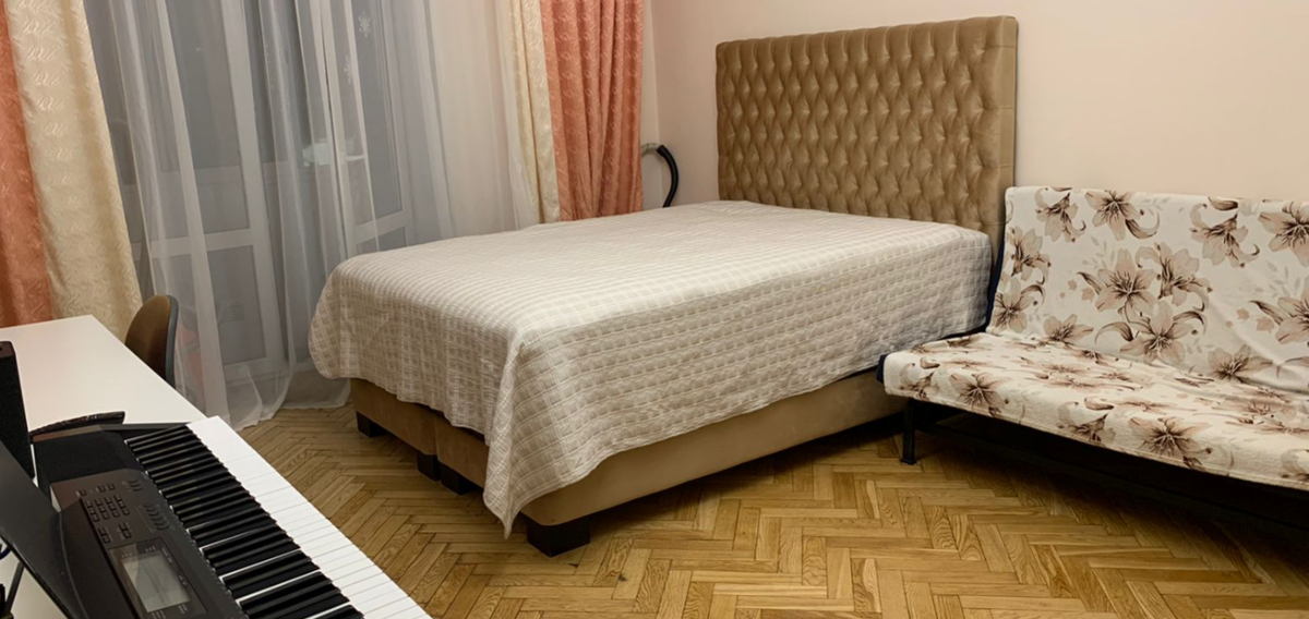 Фото с сайта https://www.peredelka.tv/episodes/kv/spalnya-gostinaya-s-vetvistym-potolkom/