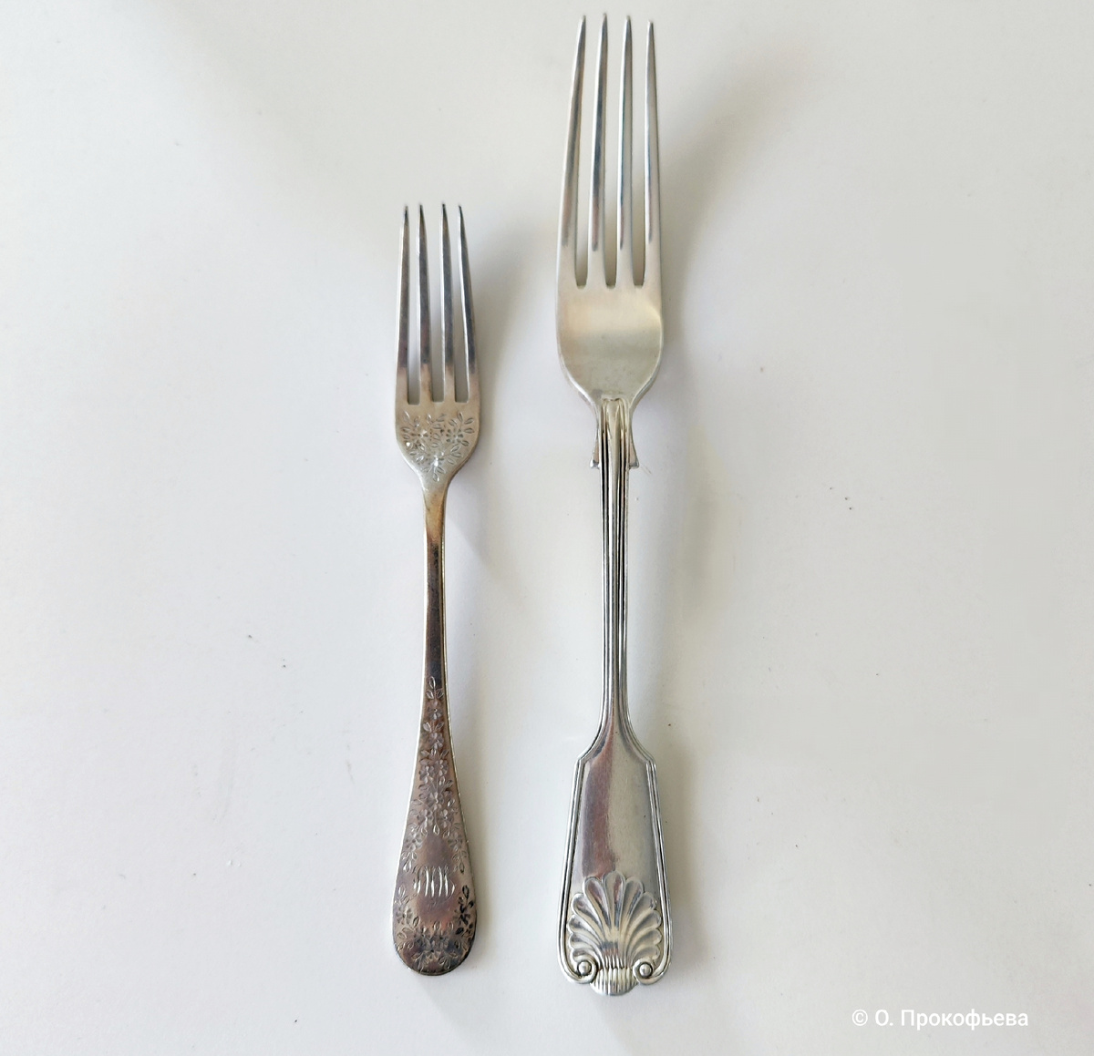 Детская и взрослая вилка. Для наглядности и объективного сравнения я подобрала вилки, созданные примерно в одно и то же время.