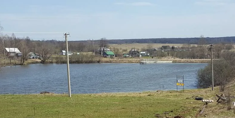 К сожалению, нет фотографий деревни именно конца 90-х, это фотография деревни, в которой прошло моё детство, уже более современная.