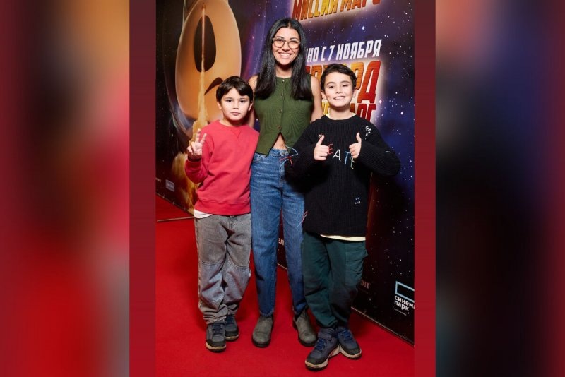    Бывшая жена Александра Гордона Ноза с детьми. Фото: gazeta.ru.