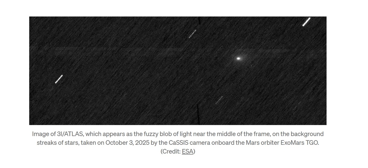 Изображение 3I/ATLAS, видимого как размытое световое пятно в центре кадра, на фоне полос звёзд. Снимок сделан 3 октября 2025 года камерой CaSSIS на борту марсианского орбитера ExoMars TGO.
(Источник: ESA)