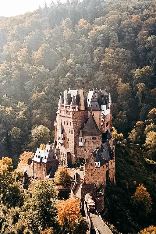 Величественный и нерушимый замок Эльц