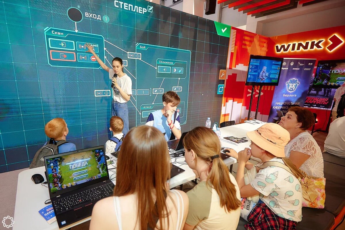 На демоуроке эксперты учат детей программировать поведение роботов в игре 