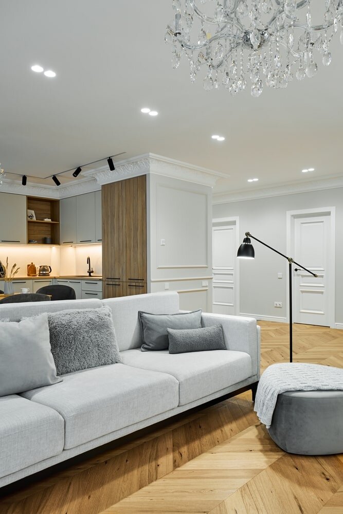 Кварц-винил – материал, сочетающий прочность и влагоустойчивость кварцевого камня с гибкостью винилового покрытия.