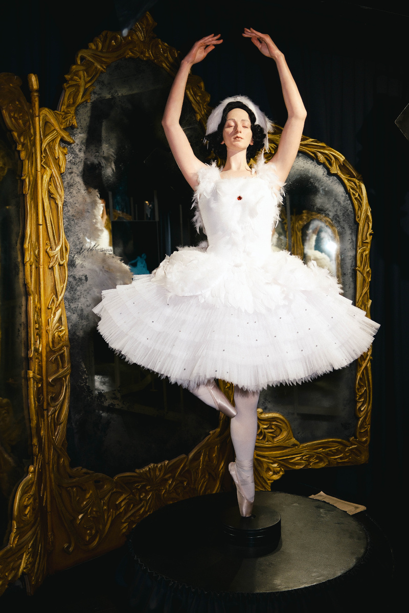 Фигура Анны Павловой. Инсталляция “Авторский стиль”. Зал “Балет”
