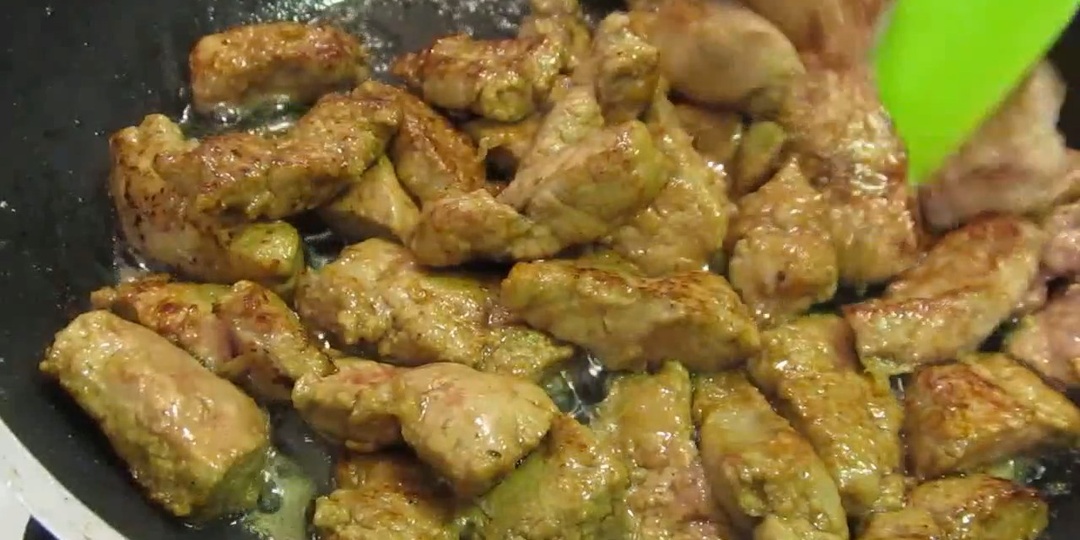 Готовлю печень очень вкусно, есть любители у нас. Правильно приготовленная она тает во рту, нежная, мягкая.