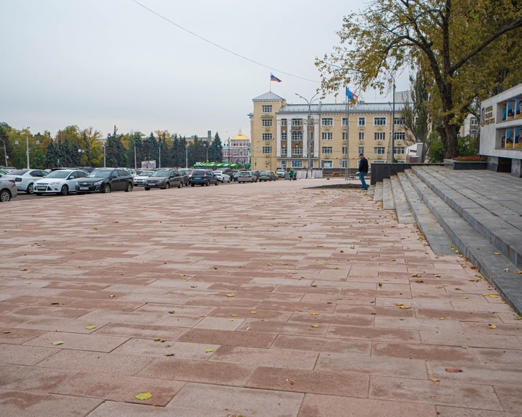     В Курске благоустраивают сквер у главпочтамта на Красной площади