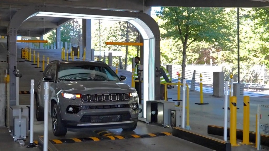 Компания Hertz развернула сканеры на базе искусственного интеллекта в нескольких аэропортах по всей стране. Сканеры зафиксировали, казалось бы, незначительные повреждения, взимая с пассажиров сотни долларов и вызывая бурные протесты