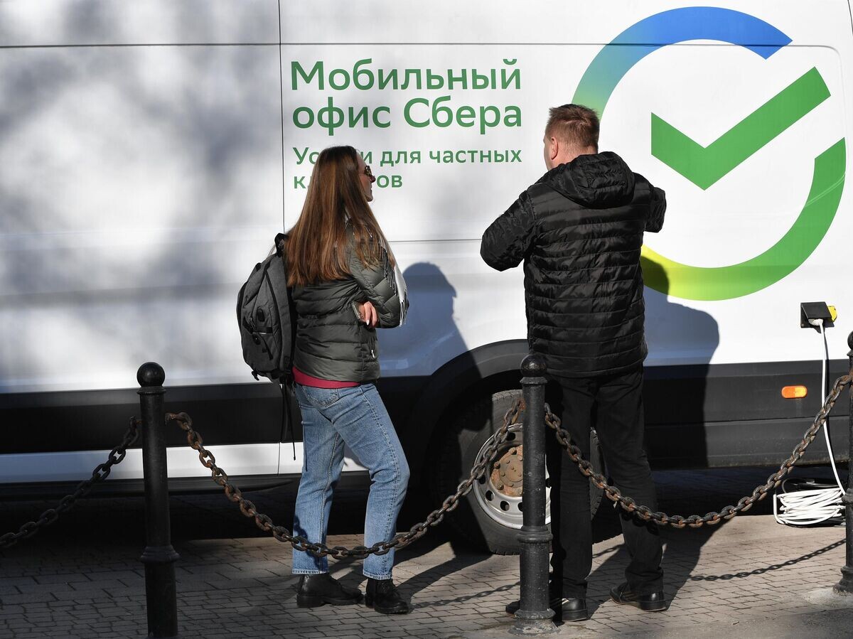    В Симферополе заработал первый мобильный офис Сбербанка© РИА Новости . Константин Михальчевский