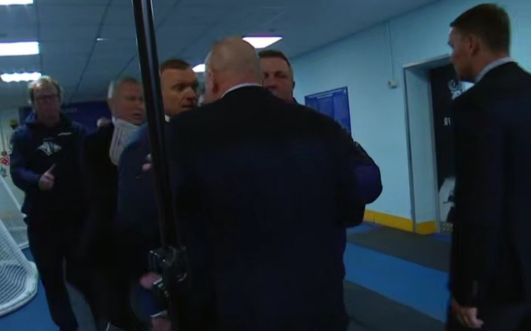    Драку предотвратили помощники тренеров