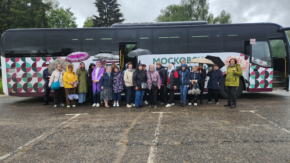 С группой "Московского долголетия" у автобуса.