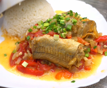 Минтай с овощами — бюджетно, быстро и очень вкусно