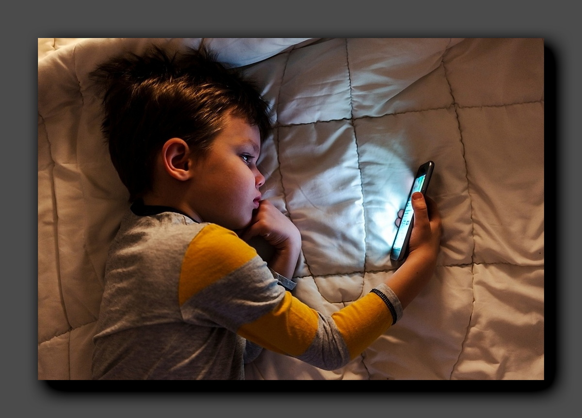 Психологи: «Если малыш спит в обнимку с гаджетом - однозначно будут последствия»