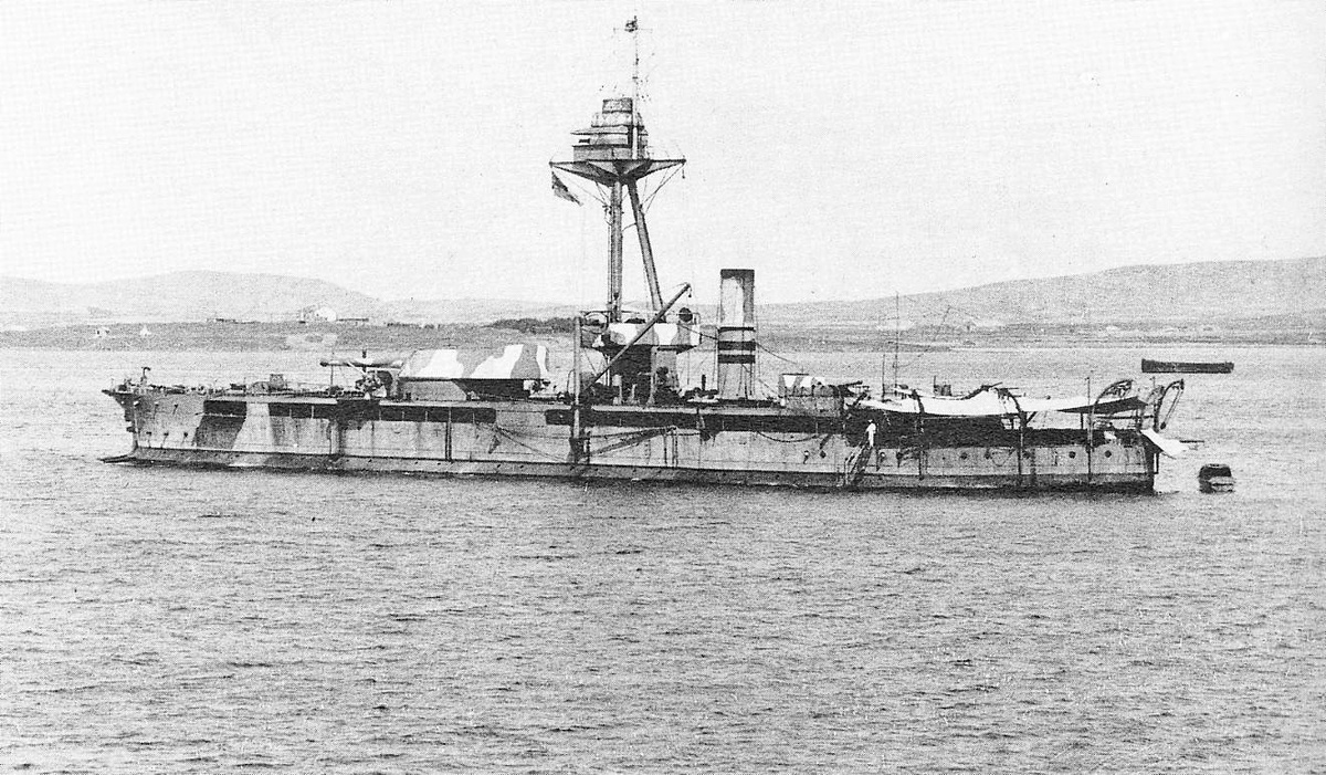 Fig. 07. 1916 Greece, Mudros island bay, Abercrombie-class monitor HMS «Raglan» with aft 6-in gun, 14-in gun the tower in camouflage