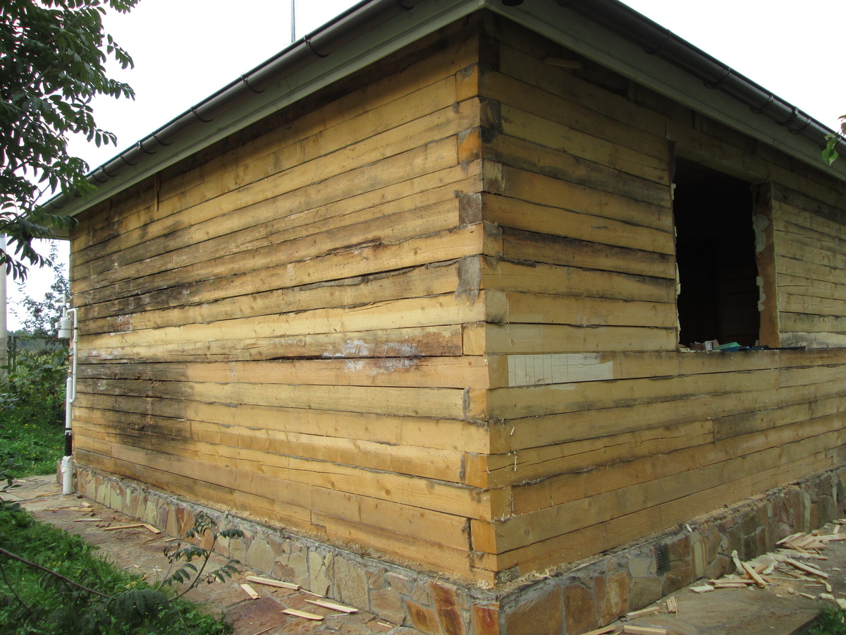 Прогнившие венцы, плесень, щели в стенах — таким бывает результат выбора некачественного пиломатериала. Источник https://www.terem-pro.ru/
