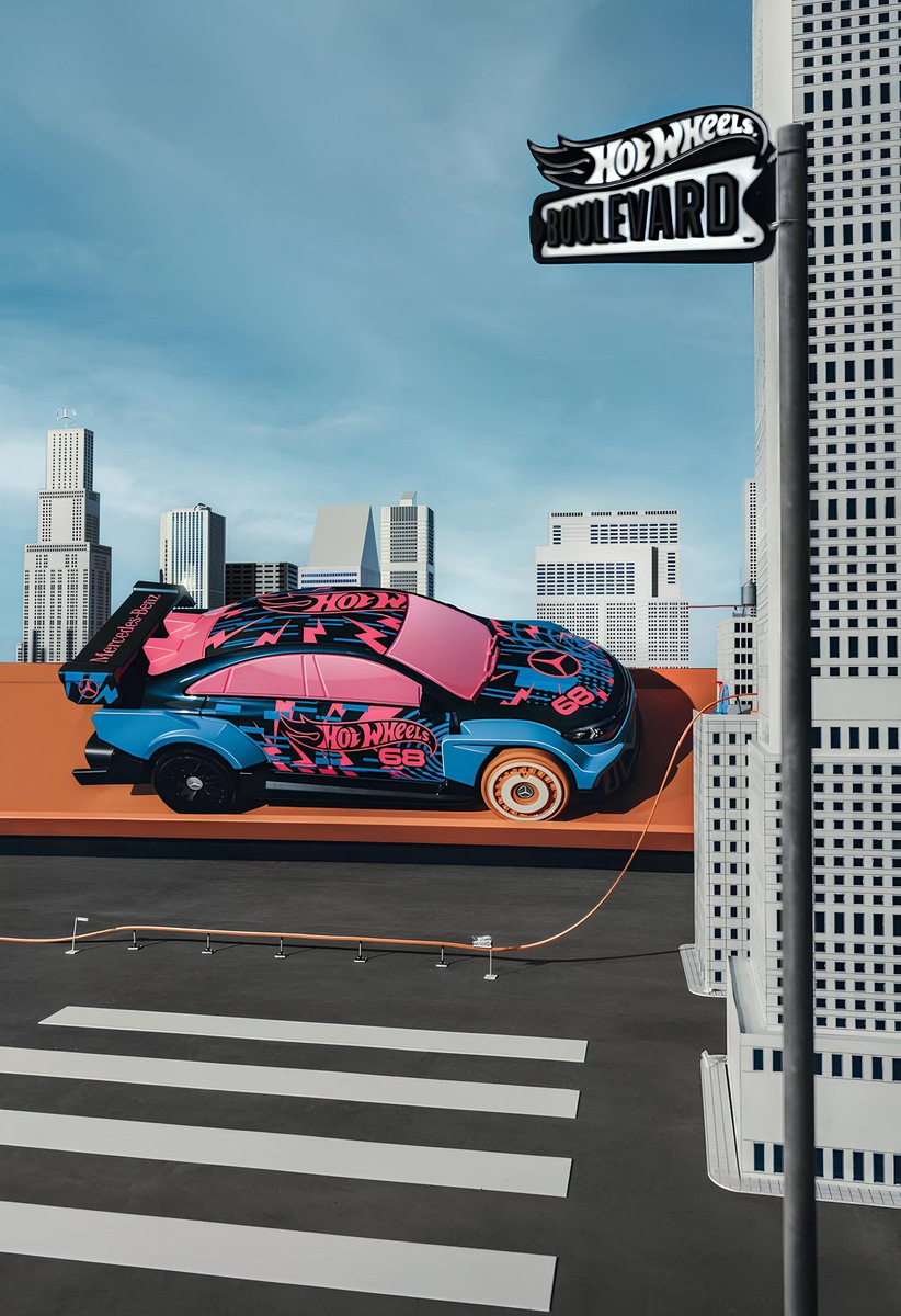    Цветовое решение придает модели ретро-футуристический вид