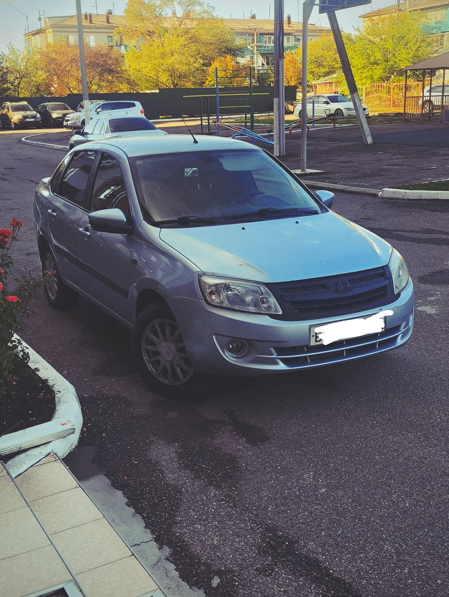 Моя машина на старых заводских дисках))