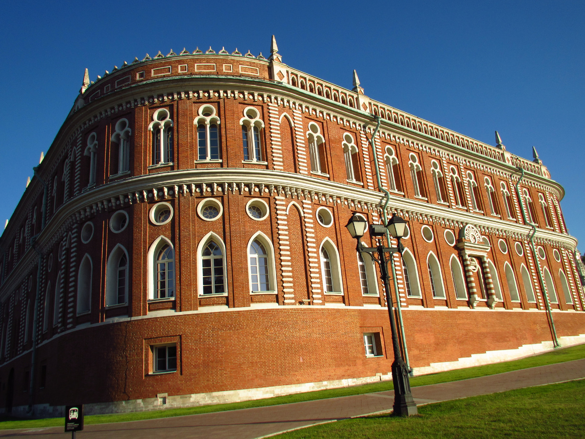 Закруглённый фасад Хлебного дома